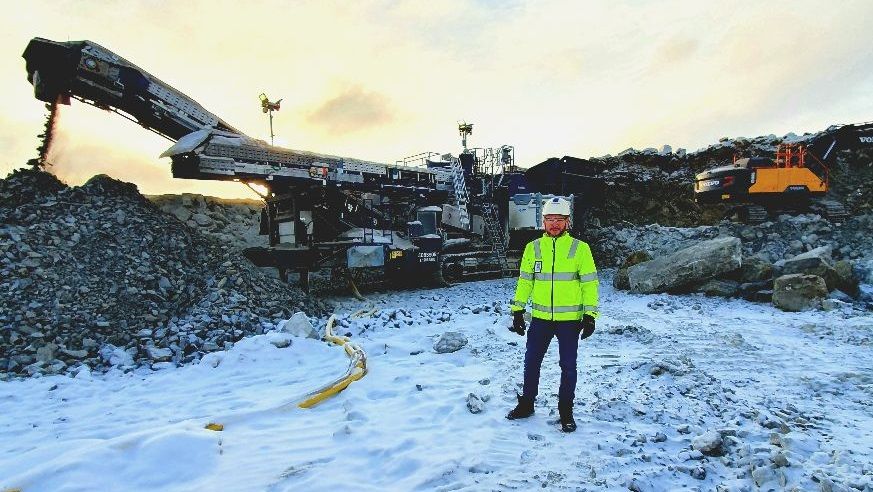 Ett problem med dieseldrift för små bergtäkter uppmärksammades när Sveriges Bergmaterialindustri (SBMI) presenterade sin Färdplan för fossilfri konkurrenskraft, 2019. Där identifierades ett antal åtgärder för att fasa ut dieselanvändning i täkter, varav elektrifiering är var den viktigaste.